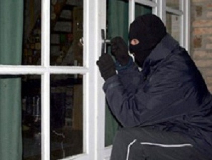 Trộm đột nhập, nấu ăn rồi ngủ luôn trên giường