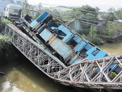 Xe tải làm gãy đôi cầu, rơi xuống sông