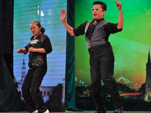 Hé lộ danh tính cụ bà nhảy Gangnam Style 'náo loạn' VN's Got Talent