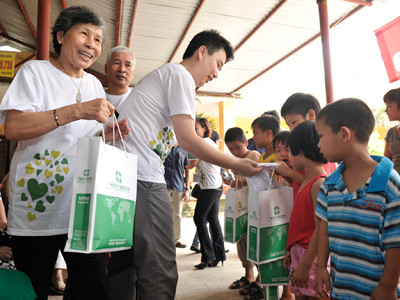 Chia sẻ tình thương