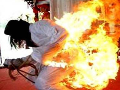 Tưới xăng thiêu chết dân phòng