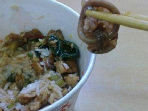 Sinh viên TQ 'ngã ngửa' vì... bao cao su trong cơm