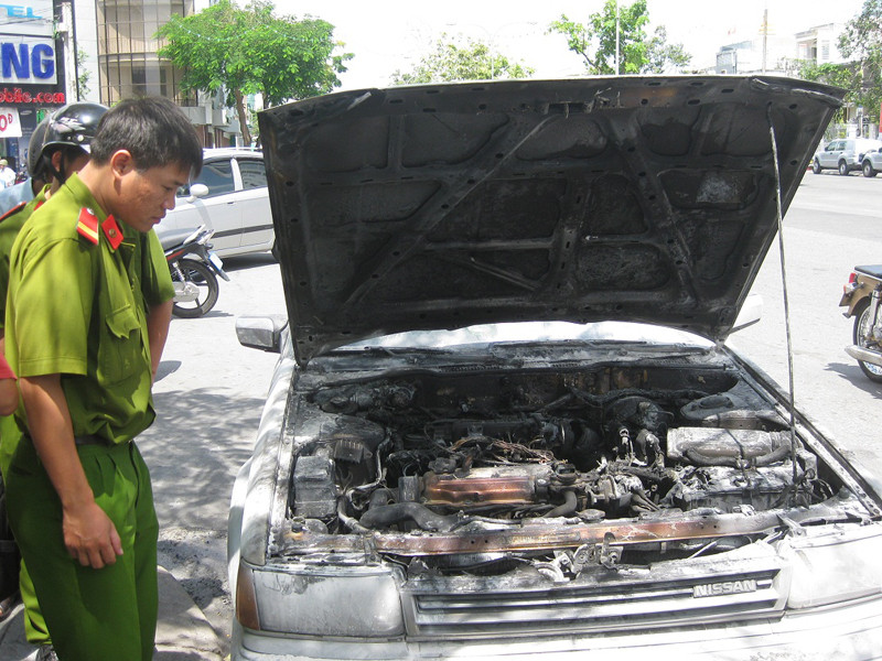 Ô tô bốn chỗ đang chạy bỗng bốc cháy