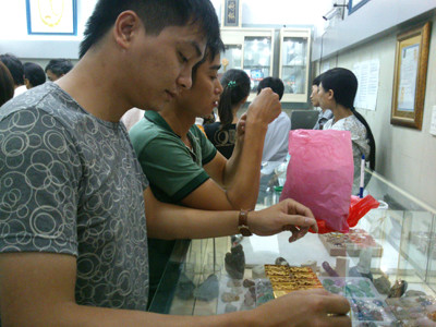 Độc quyền vàng: Khó kiểm soát giá