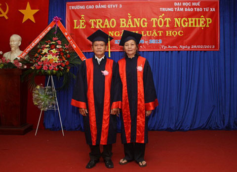 Vợ chồng sinh viên luật U70 tốt nghiệp