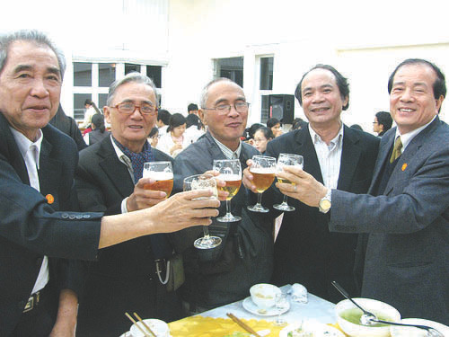 5 nhà thơ: Nguyễn Hoa, Thiếu Khanh, Hoàng Hưng, Nguyễn Trọng Tạo, Hữu Thỉnh. Ảnh do nhà thơ Nguyễn Trọng Tạo cung cấp