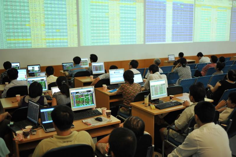 May rủi với cổ phiếu bất động sản