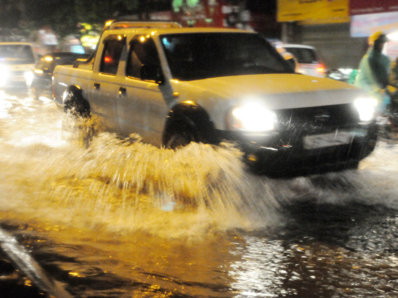 Mưa tầm tã, Hà Nội ngập nặng nhiều nơi