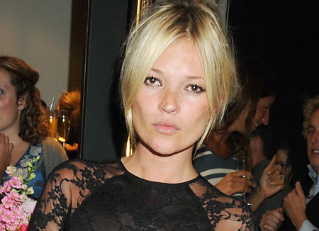 Siêu mẫu Kate Moss lộ đầu gối nhăn nheo