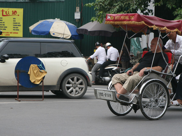 Chiếc quần đùi được phơi trên tấm biển cấm đỗ xe nằm giữa phố