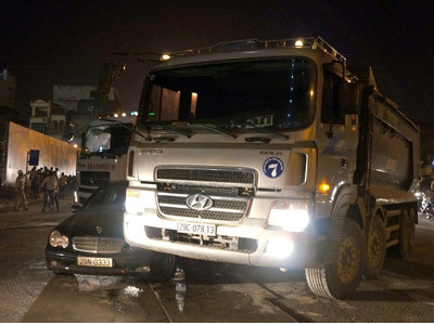 Xe tải chèn móp đầu Mercedes