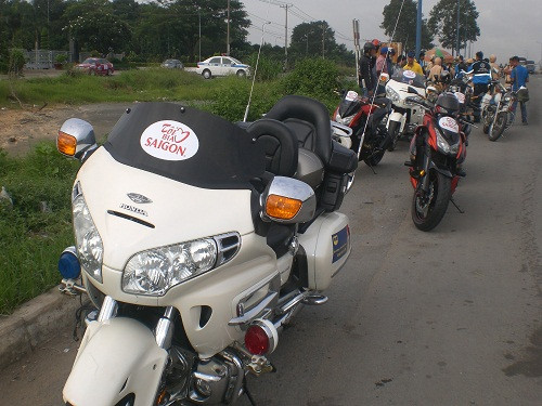 Tạm giữ 8 xe mô tô ‘khủng’ đi vào đường cấm