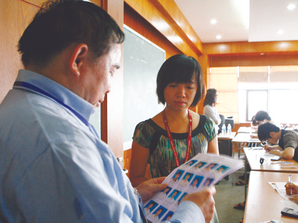 Thứ trưởng Bùi Văn Ga kiểm tra một phòng thi tại Hà Nội trong kỳ thi ĐH-CĐ 2012 đợt 1 Ảnh: Hồng Vĩnh