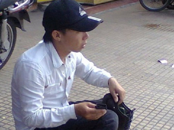 Lòng tự trọng của một sinh viên đánh giày vỉa hè