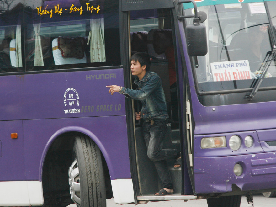 Xe khách tung hoành đường phố thủ đô