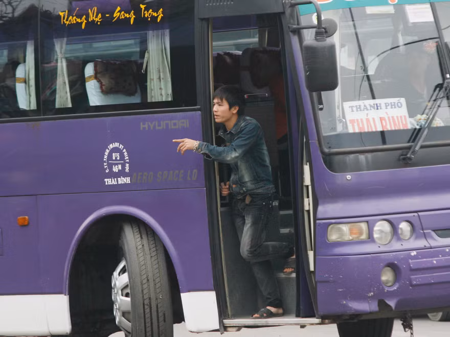 Xe khách tung hoành đường phố thủ đô