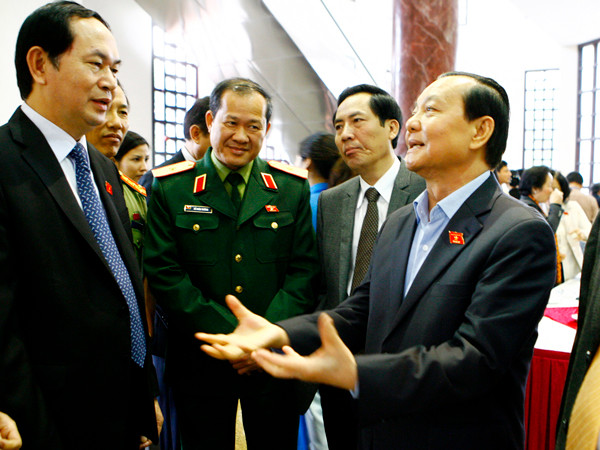 Đại biểu Quốc hội trao đổi bên hành lang hội trường