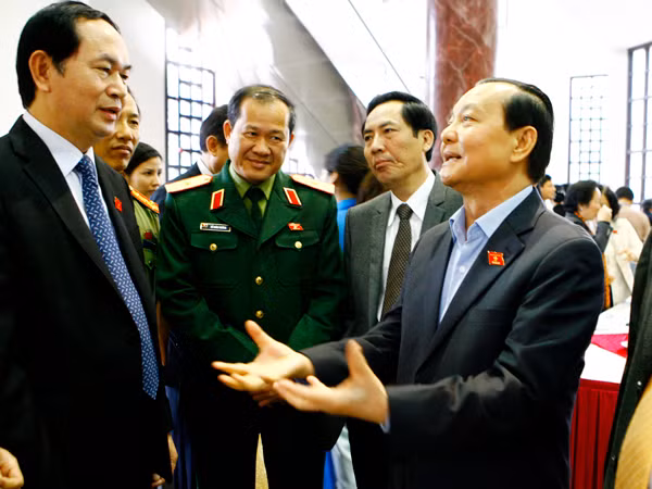 Đại biểu Quốc hội trao đổi bên hành lang hội trường