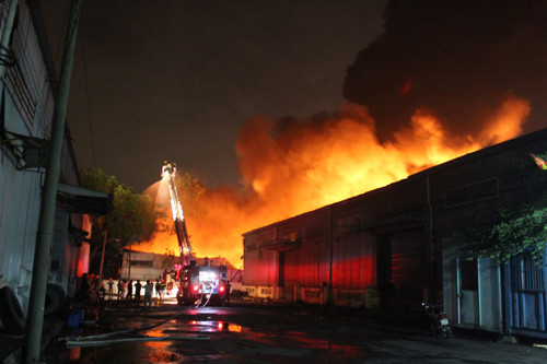 Cháy lớn ở KCN Sóng Thần