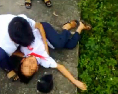 Xôn xao clip nam sinh cấp 2 ‘phê’ thuốc lào