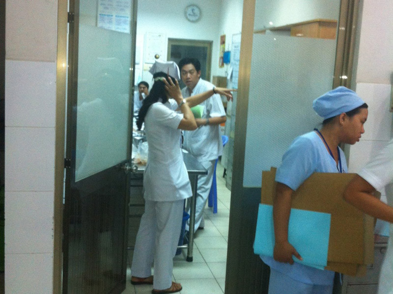 Phút kinh hoàng nhóm côn đồ cầm mã tấu tấn công bệnh viện