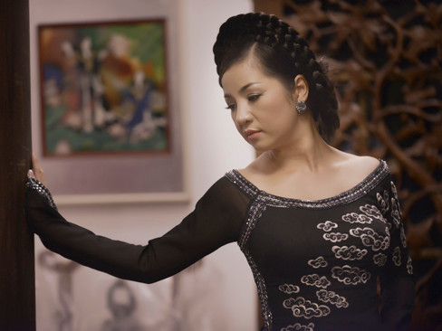 'Á hậu phu nhân' Thúy Nga quyền quý với áo dài đen