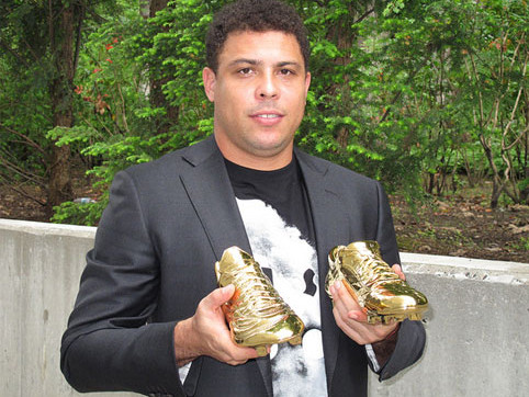 Ro “béo” được tặng giầy bằng vàng ròng