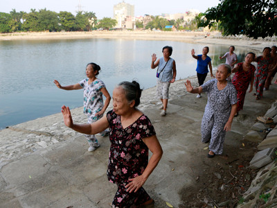 Người dân phải xuống sát lòng hồ Đống Đa để tập thể dục Ảnh: Hồng Vĩnh