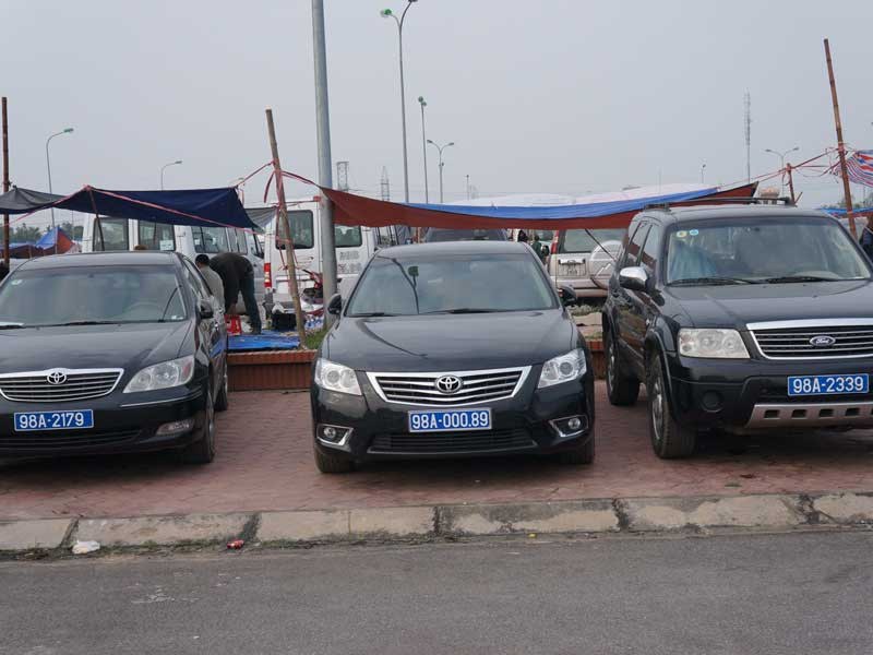 Xe biển xanh đi lễ Đền Trần