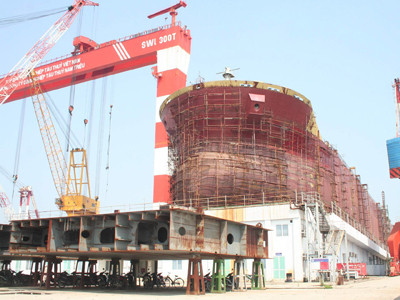 Kinh tế khó khăn, việc đầu tư trái phiếu doanh nghiệp rủi ro cao (trong ảnh: Đóng tàu trọng tải lớn tại một doanh nghiệp thuộc Vinashin) Ảnh: Đình Thắng