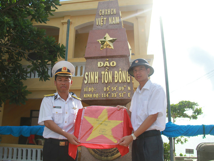 Chuyện trao tặng cờ ở Trường Sa