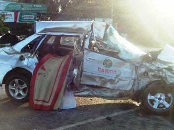 Taxi đâm xe tải đông lạnh, năm người thương vong