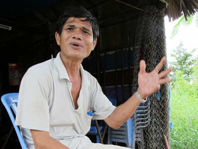 Công nhân bắt cá, mò cua chờ lương