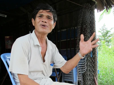 Công nhân bắt cá, mò cua chờ lương