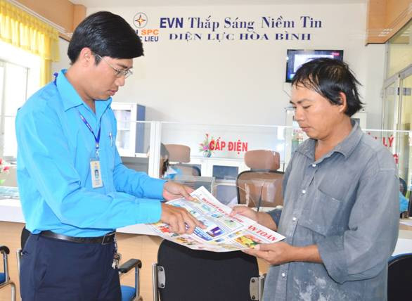 Hăng hái thi đua tiết kiệm điện ở Hòa Bình