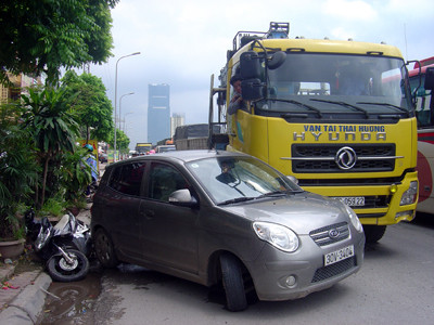 Ba xe va nhau, đường tắc nghiêm trọng