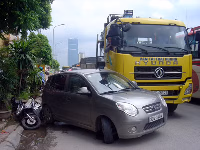 Ba xe va nhau, đường tắc nghiêm trọng