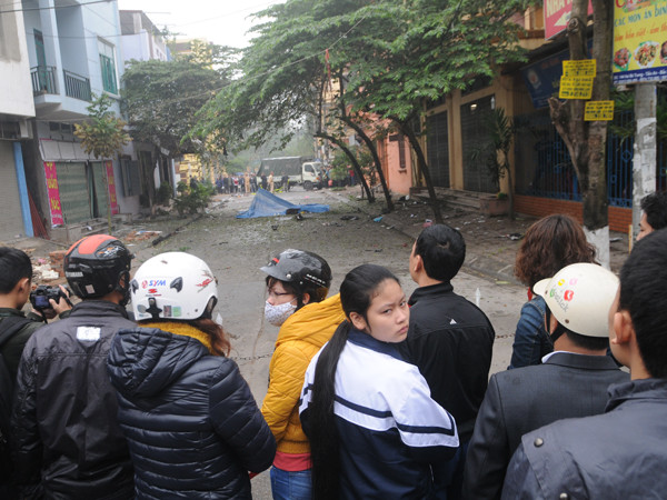 Hiện trường vụ nổ khiến hai người đi xe máy tử vong. Ảnh: T.N