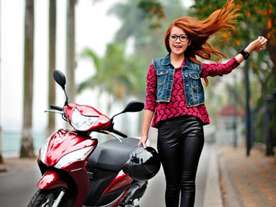 Hot girl Chi Pu nhí nhảnh bên Vision mới