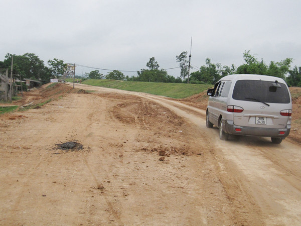 Dù dự án đang chậm tiến độ, nhưng đi dọc tuyến nhiều kilômét không thấy máy móc của nhà thầu thi công