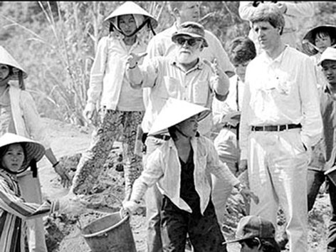 Ngoại trưởng John Kerry đang ngồi kia...