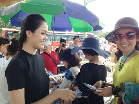 Á hậu Hoàng Anh đi phát tờ rơi ở bến tàu