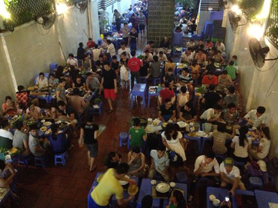 Thời tiết mát dịu sau cơn mưa nên các quán lẩu, đồ nướng đông nghịt khách. Ảnh: Anh Quân