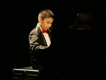 Chuyện cảm động về tài năng piano 13 tuổi
