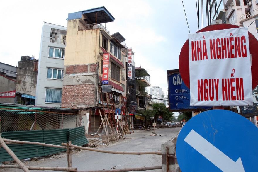 Biển cảnh báo lối vào khu nhà chờ sập