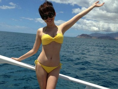 Tóc Tiên khoe dáng bốc lửa với bikini giữa biển