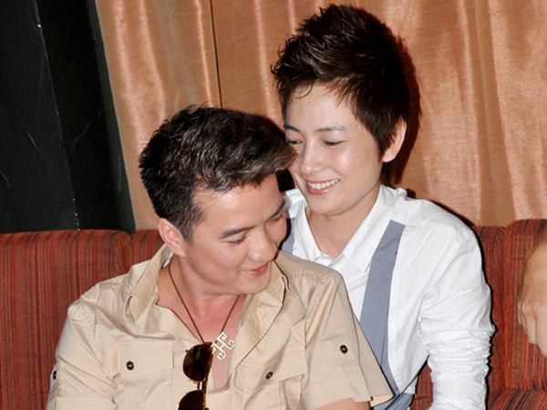 Thuý Vinh nâng niu “bé” Đàm