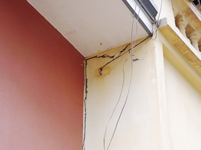 Cao ốc mọc lên, nhà dân lún xuống