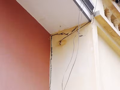 Cao ốc mọc lên, nhà dân lún xuống