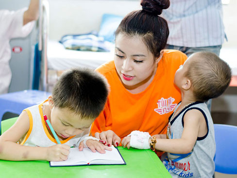 Hoàng Thùy Linh xinh xắn đi làm từ thiện